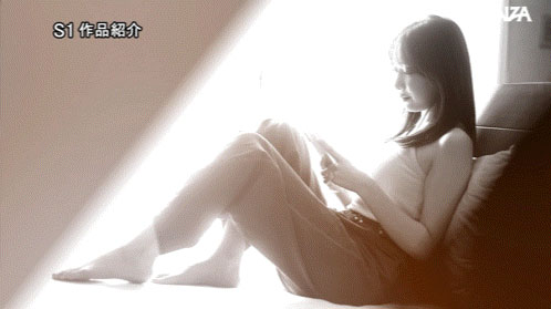 因为吃饭影片爆红的「火辣巨乳女大生」,「凹凸有致的胴体」太吸睛...